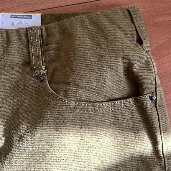 Shorts - Picture 3 of 10